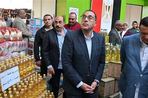رئيس الوزراء يتفقد معرض السلع الغذائية بحي «اللوتس» في أسوان