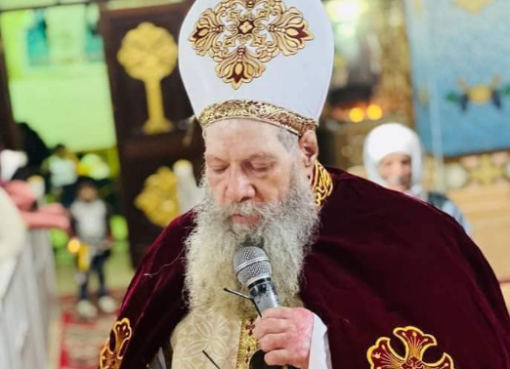 بالشموع.. أقباط قنا يحتفلون بعيد الغطاس