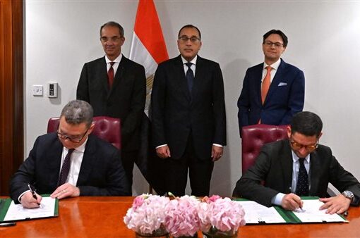 رئيس الوزراء يشهد توقيع اتفاقية بين «إيتيدا» و«شبكة المشرق» الإماراتية