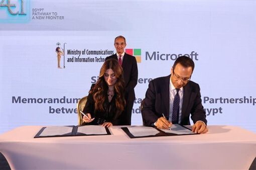 «الاتصالات» تتعاون مع «مايكروسوفت» في حوكمة الذكاء الاصطناعى وبناء القدرات