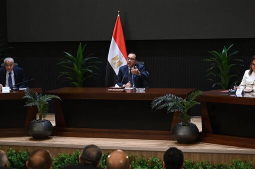 الحكومة تتفق مع المُصنعين والتجار على بدء خفض أسعار السلع