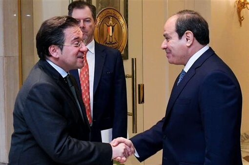 السيسي ووزير الخارجية الإسباني يحذران من عواقب أي عملية عسكرية برفح الفلسطينية