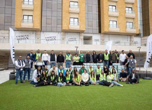 موظفو شركة HDP يشاركون في تعبئة كراتين الخير الغذائية