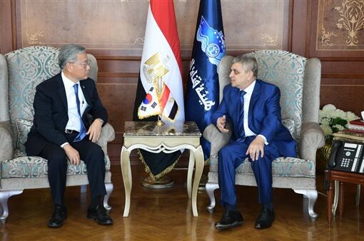 رئيس قناة السويس يبحث التعاون بين مصر وكوريا بمجال صناعة بناء السفن