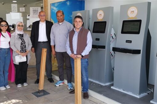 تشغيل ماكينات الخدمة الذاتية لشراء تذاكر دخول منطقة أهرامات الجيزة