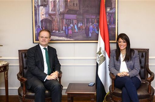 «المشاط» تبحث مع السفير البريطاني تعزيز جهود أمن الطاقة وتنفيذ مشروعات «نُوَفِّي»