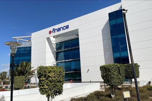 «إي فاينانس» تستحوذ على حصة في شركتي «الأهلي ممكن» و«إيزي كاش»