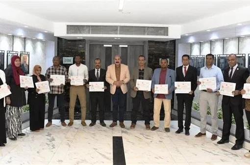 محافظ أسوان يكرم الحاصلين على المراكز الأولى في البرامج التدريبية بمركز تدريب التنمية المحلية