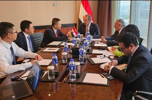 وزير الاتصالات يبحث مع Honor الصينية إنشاء مصنع للهواتف المحمولة في مصر