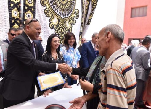 وزير العمل يُسلم عقود عمل لذوي همم وجوائز وشهادات لخريجي مراكز التدريب المهني ..