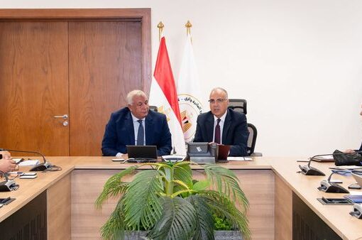 وزير الري واللواء الزملوط يبحثان موقف المشروعات المائية وضوابط إستخدام المياه الجوفية بنطاق محافظة الوادى الجديد