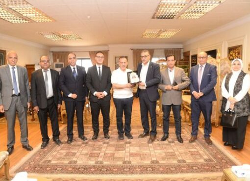 محافظ أسيوط يستقبل رئيس نادى أعضاء هيئة تدريس جامعة الأزهر للتهنئة بثقة القيادة السياسية واختياره محافظاً للاقليم وتعزيز سبل التعاون