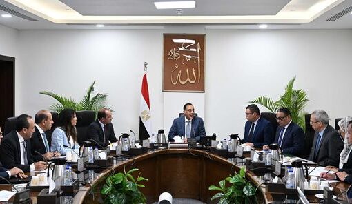 رئيس الوزراء يتابع إجراءات صرف تعويضات المتضررين من المحاور المرورية
