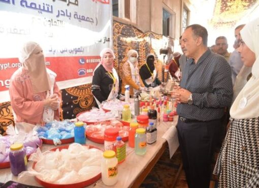 محافظ أسيوط يتفقد أنشطة جمعية بادر لتنمية الصعيد بقرية العونة بساحل سليم