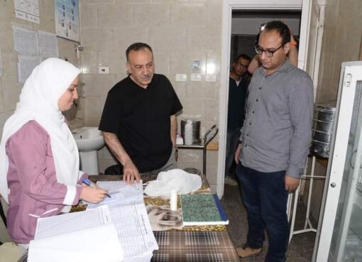 محافظ أسيوط يفاجىء العاملين بمستشفى الشاملة في الرابعة فجراً لمتابعة انتظام العمل والخدمات والاطمئنان على توافر الادوية