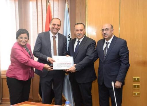 محافظ أسيوط يكرم طبيبين لجهودهما في زيادة معدلات الولادة الطبيعية الآمنة