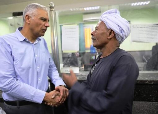 محافظ أسوان يتفقد منظومة العمل بالمركز التكنولوجى بدراو .. وتقديم التسهيلات المختلفة لإنهاء إجراءات التصالح فى مخالفات البناء