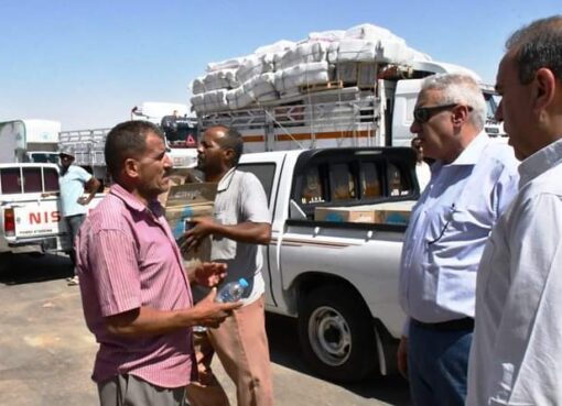 محافظ أسوان : قافلة لتوزيع أغذية وعصائر ومياه معدنية لسائقى الشاحنات وسيارات النقل والأتوبيسات بميناء أرقين البرى ضمن جهود تسيرها ومنع تكدسها بالميناء