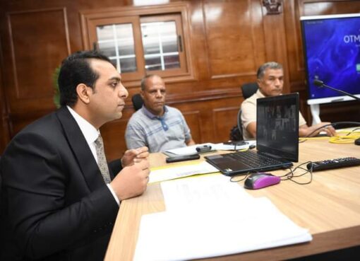 عبر تقنية فيديو كونفرانس .. نائب محافظ قنا يتابع معدلات الأداء والموقف النهائي بملف تقنين أراضي أملاك الدولة