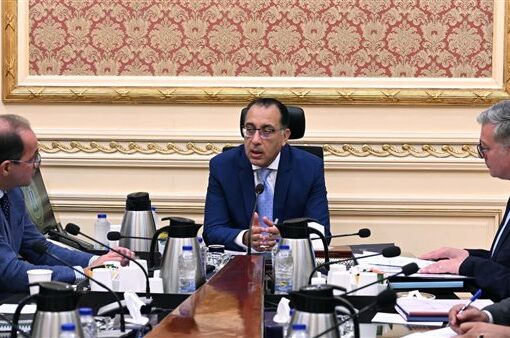 رئيس الوزراء يتابع إجراءات توفير المنتجات البترولية وخطوات زيادة حجم الإنتاج