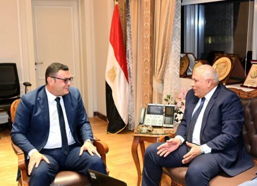 وزير الإسكان ومحافظ الوادى الجديد يتابعان موقف المشروعات المختلفة التى تنفذها وزارة الإسكان بالمحافظة