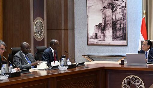 رئيس الوزراء يتابع مع نائب رئيس مؤسسة التمويل الدولية تطورات إدارة وتشغيل المطارات من خلال القطاع الخاص