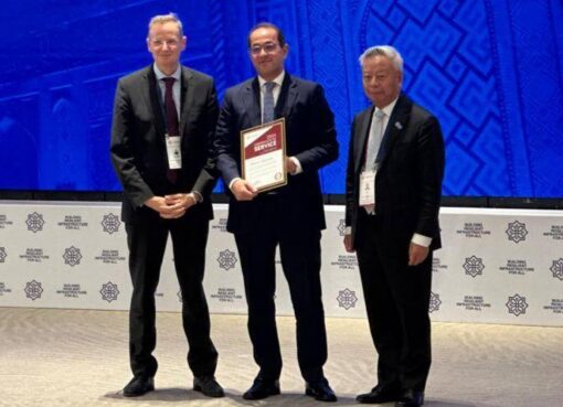 رئيس البنك الآسيوى يكرم «كجوك» عميد المديرين التنفيذيين.. ويتمنى له التوفيق فى «مجلس المحافظين»