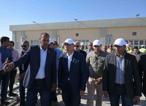 رئيس الوزراء يتفقد محطة مياه الشرب الجديدة بقرية الهنادي شرق إسنا