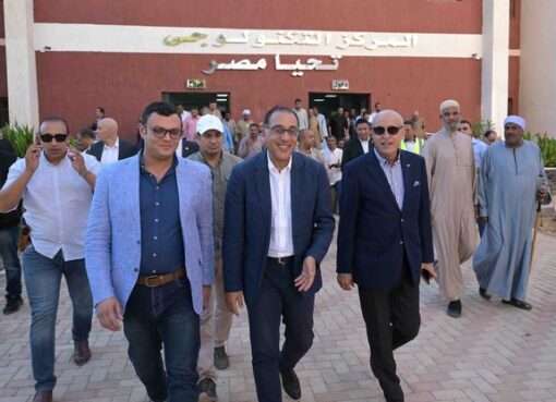 رئيس الوزراء يتفقد مجمع الخدمات الحكومية بقرية الشغب بإسنا