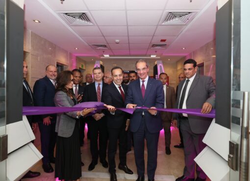وزير الاتصالات يفتتح مركز تميز شركة «كومفولت» العالمية بالقاهرة
