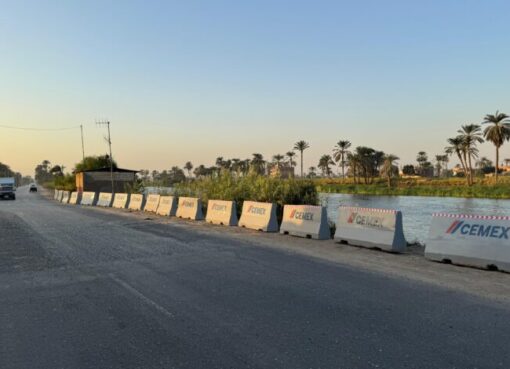 منعًا لتكرار الحوادث.. سيمكس تدعم طرق أسيوط بحواجز لزيادة الأمان