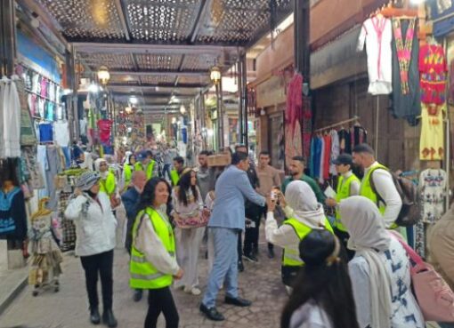 نائب محافظ الأقصر يلتقى أصحاب البازارات بالسوق السياحى لبحث مطالبهم