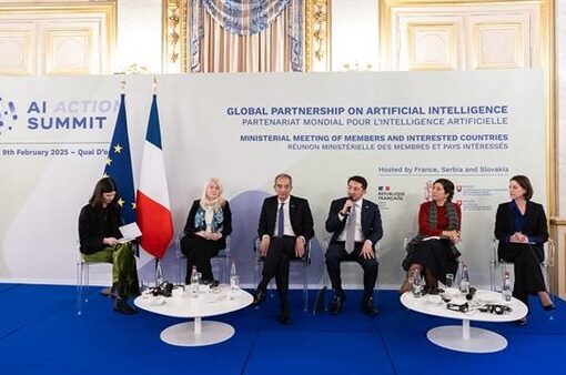 وزير الاتصالات يبحث مع شركة إيرباص إنشاء مركز للتطوير فى مصر