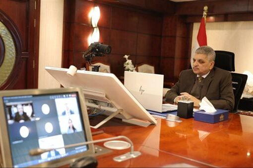 رئيس قناة السويس يبحث مع غرفة الملاحة الدولية «ICS» تطورات الأوضاع بالبحر الأحمر