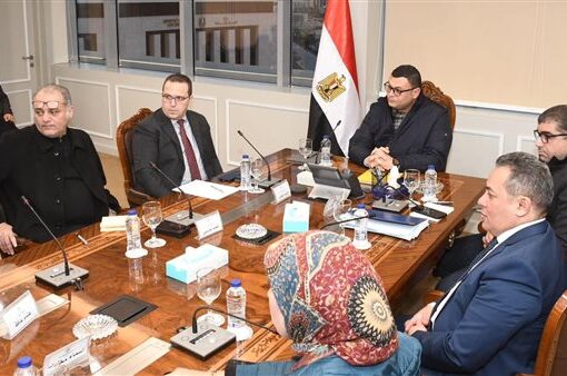 وزير الإسكان يستعرض المخطط الاستراتيجي لمدينة السويس الجديدة