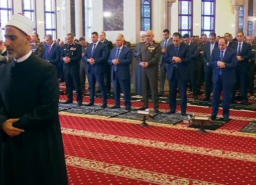 الرئيس السيسي يؤدي صلاة الجمعة في مسجد المشير احتفالا بيوم الشهيد والمحارب القديم
