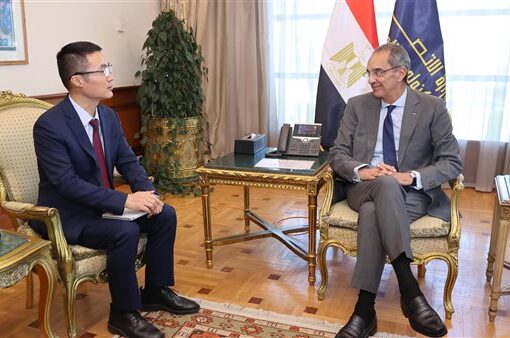 وزير الاتصالات يستعرض خطط شركة هواوى لزيادة استثماراتها في مصر
