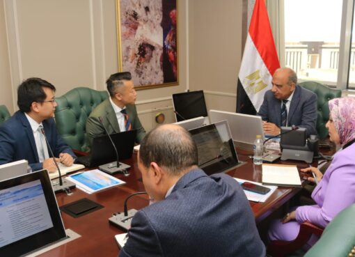 وزير الكهرباء والطاقة المتجددة يبحث مع مسئولي شركة ستيت جريد ” State Grid ” الصينية سبل تعزيز الشراكة فى مجالات الطاقة المتجددة