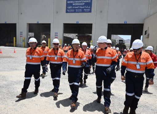 رئيس الوزراء يُشاهد أعمال التعدين تحت الأرض.. ويزور محطة توليد الكهرباء من الطاقة الشمسية بالمنجم