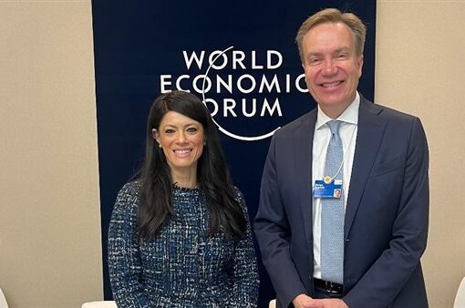 «المشاط» تبحث مع رئيس منتدى «WEF» تأثير التطورات العالمية على الوضع الاقتصادي