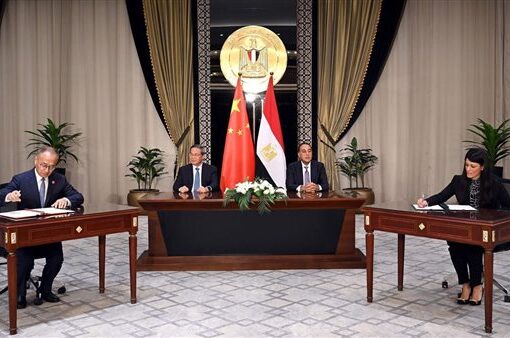 مصر والصين توقعان أول استراتيجية تعاون إنمائي وبرنامج لمبادلة الديون