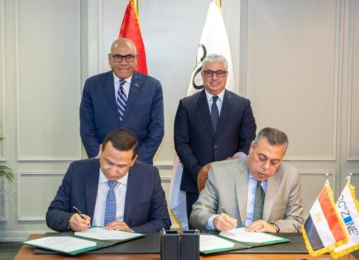 باستثمارات 4.2 مليون دولار.. اقتصادية قناة السويس توقع عقد مشروعين جديدين بالقنطرة غرب والسخنة