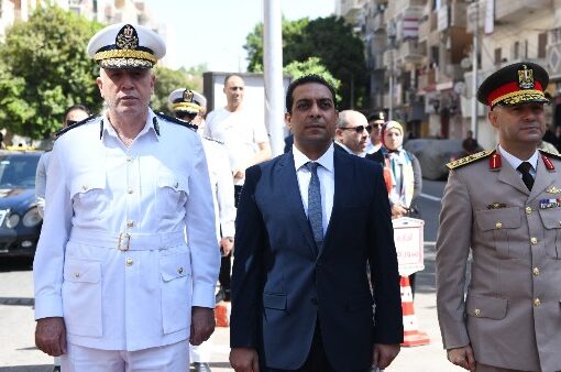 احتفالا بذكرى النصر .. نائب محافظ قنا يضع إكليل الزهور على النصب التذكارية لشهداء المدينة